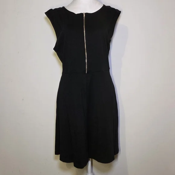 Elegant Black Sleeveless Dress - Picture 2 of 7